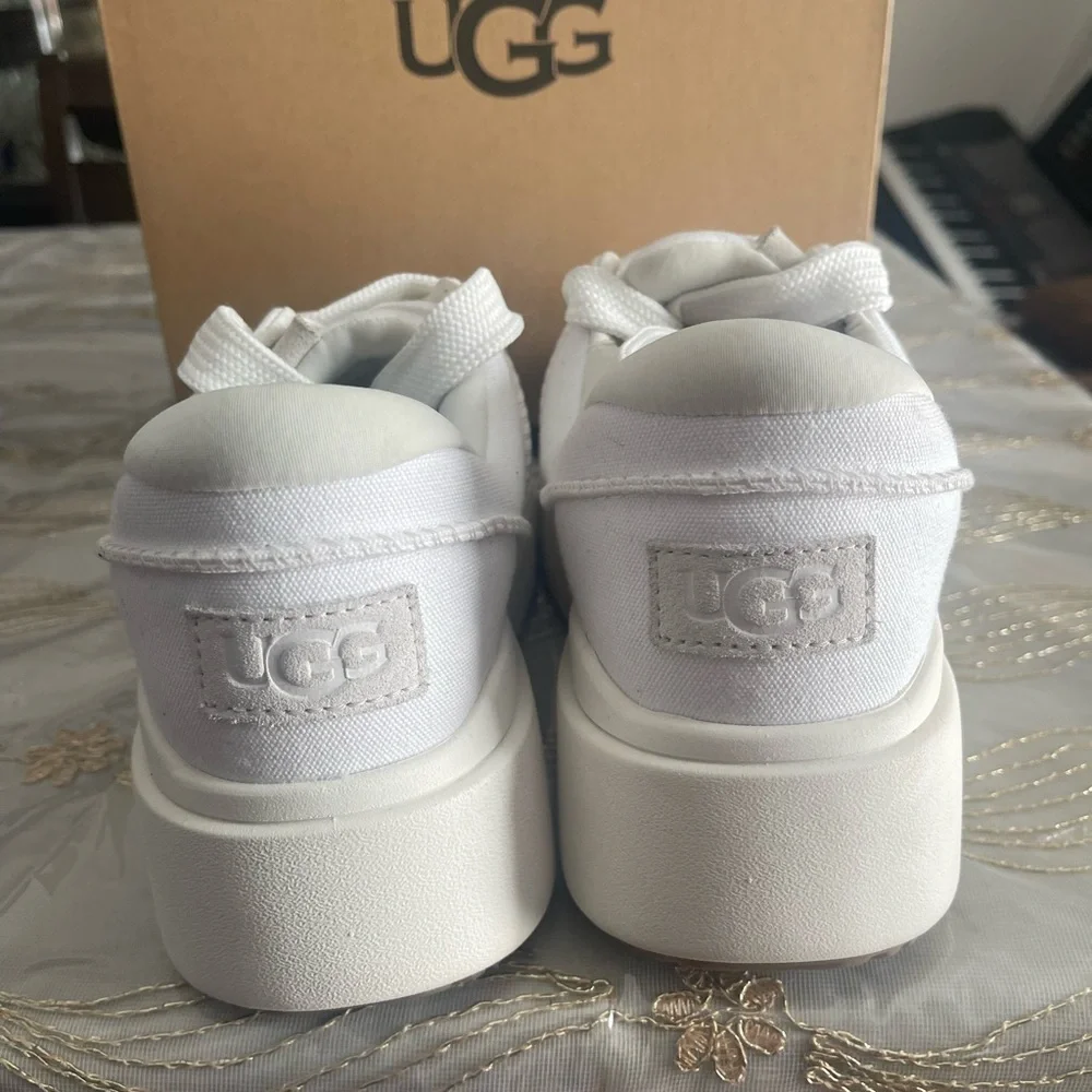 UGG women’s EZ-duzzit lace up platform sneakers size 9.5